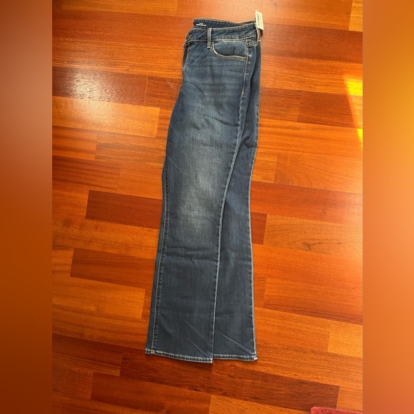 Old Navy Women’s Blue Jeans
Mid-Rise Kicker Boot-Cut - Picture 2 of 4